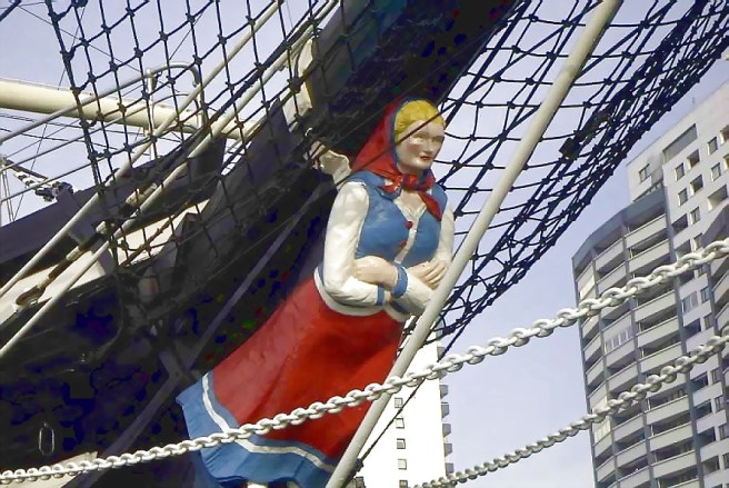 Seute_deern_figurehead at the bow of a sailing ship.